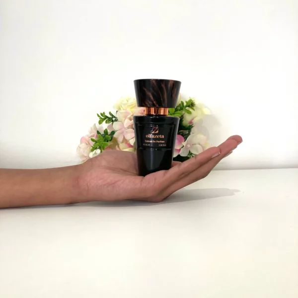Flacon de parfum présenté dans une main