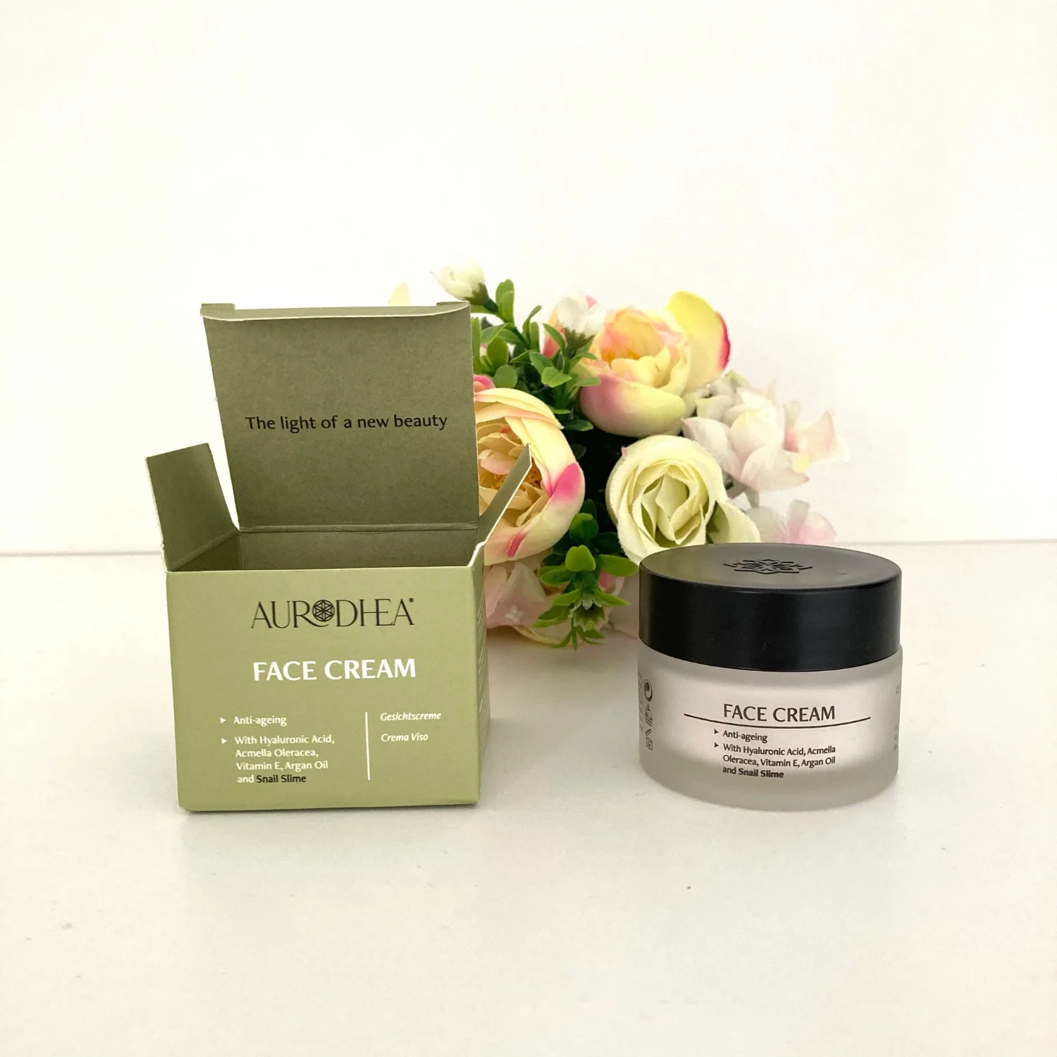 Pot et étui de crème visage anti-âge à la bave d’escargot