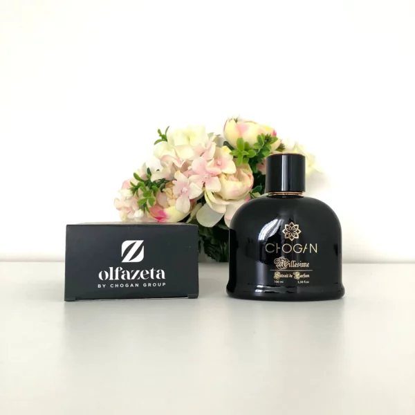 Parfum Chogan Millésime 100 ml avec sa boîte noire Olfazeta, présenté devant un fond floral