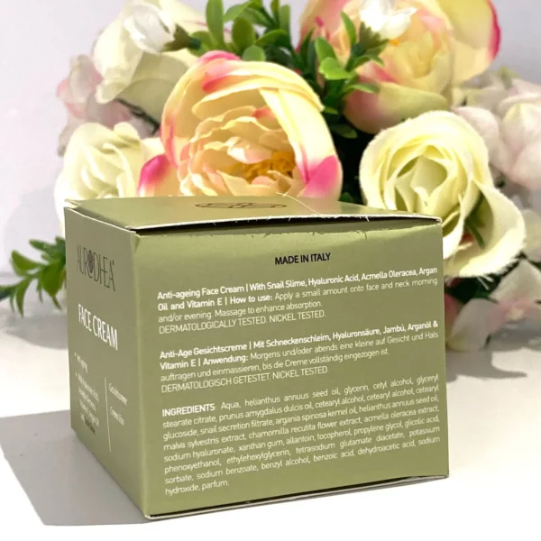 Crème visage anti-âge Aurodhea avec bave d’escargot, acide hyaluronique, acmella oleracea, huile d’argan et vitamine E, fabriquée en Italie – vue de l’emballage avec ingrédients et mode d’emploi