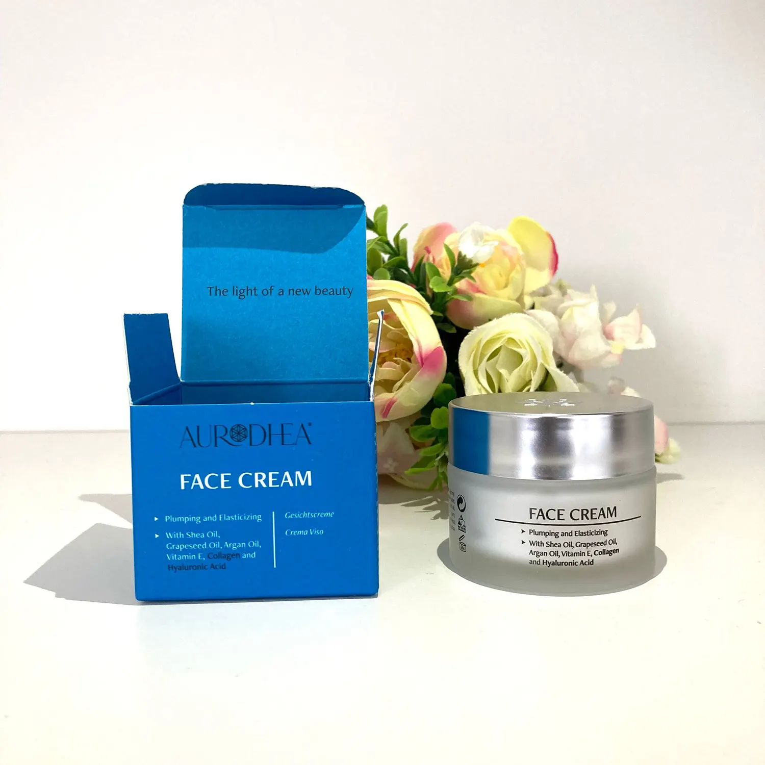Crème visage au collagène et à l’acide hyaluronique, avec huile de karité, huile de pépins de raisin, huile d’argan, vitamine E, collagène et acide hyaluronique – pot et emballage bleu ouverts