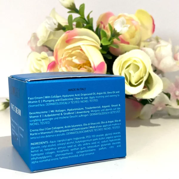 Crème visage Aurodhea repulpante et élastifiante – ingrédients visibles sur l’emballage bleu, avec collagène, acide hyaluronique, huile de pépins de raisin, huile d’argan, karité et vitamine E, fabriquée en Italie