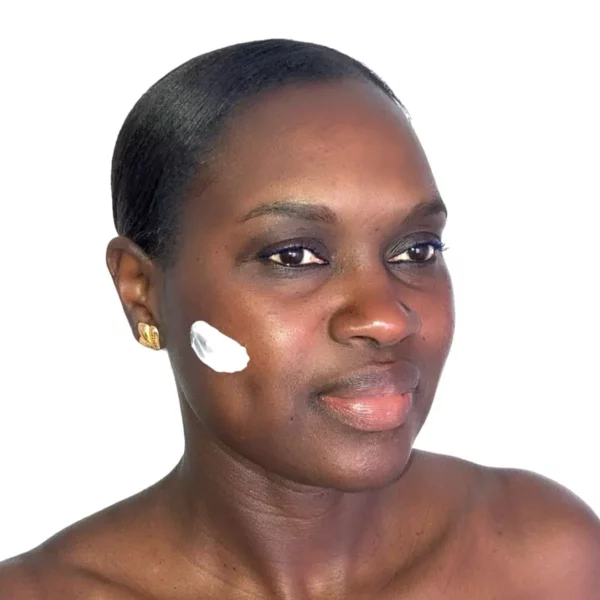 Femme appliquant une crème hydratante sur la joue, soins visage